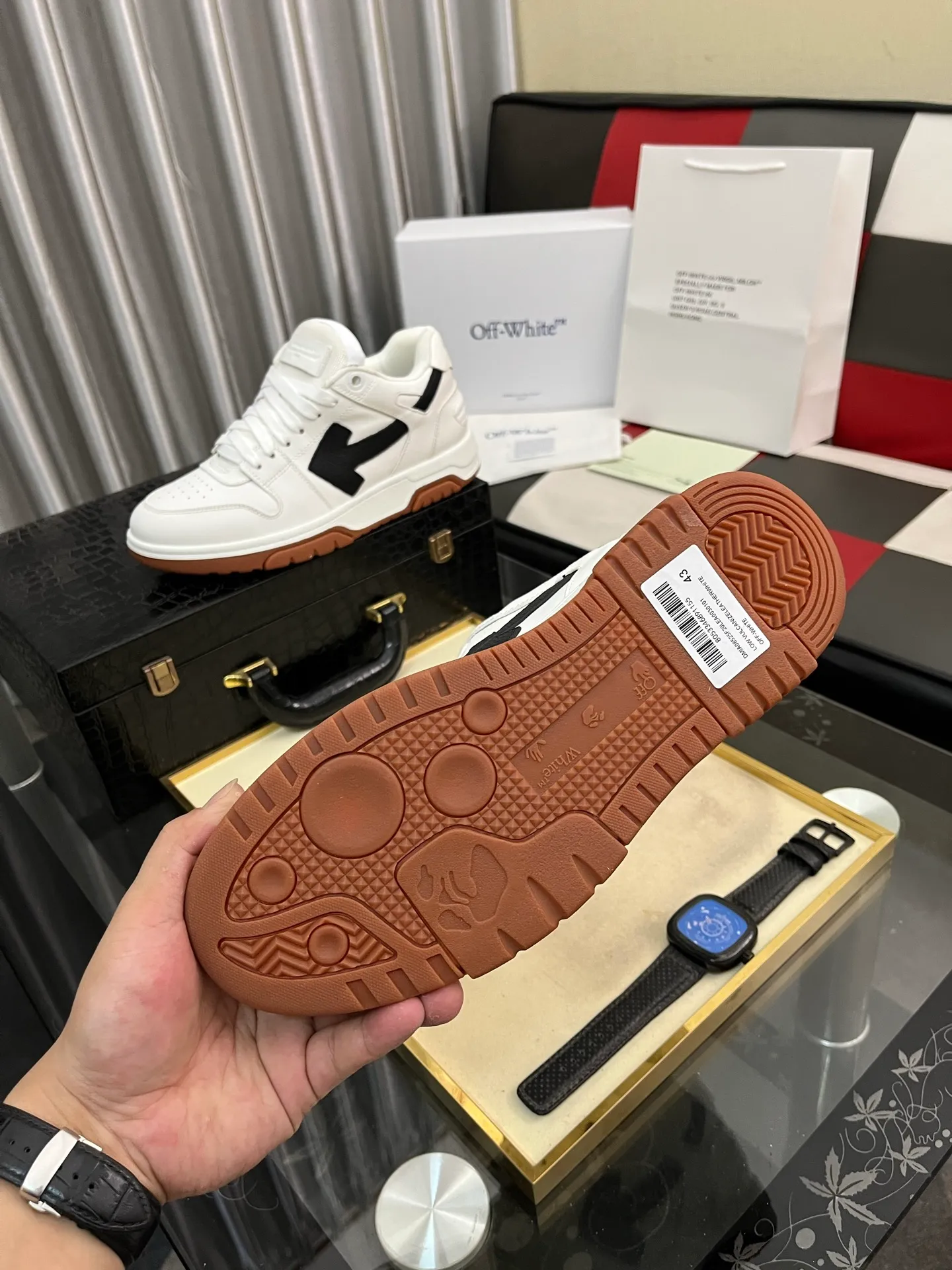Men's shoes 💰600⌚️⌚️ OFF-White C/O VirGil Abloh fashionable and versatile casual shoes. Exclusive first release of the new model. Made of environmentally friendly cowhide leather and mesh fabric upper material. The insole is embedded with foam cushioning EVA material. The correct midsole is equipped with EVA lightweight cushioning. External tooth nail rubber outsole. The correct accessories can be customized simultaneously. Women's model: 35-40 Men's model: 39-45